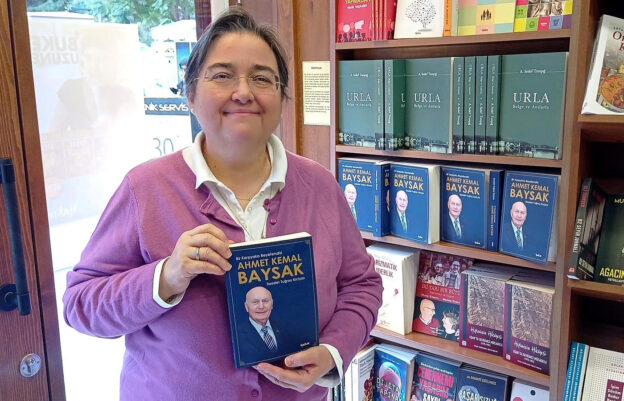 Gazeteci Saadet Erciyas’ın yeni kitabı: “Bir Karşıyaka Beyefendisi Ahmet Kemal Baysak”